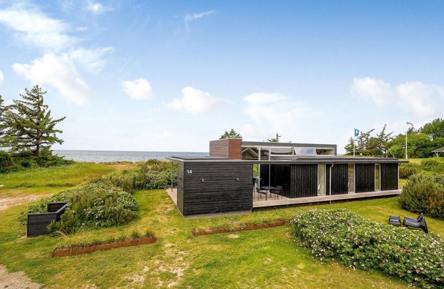 Cozy home in Lundby with house sea view