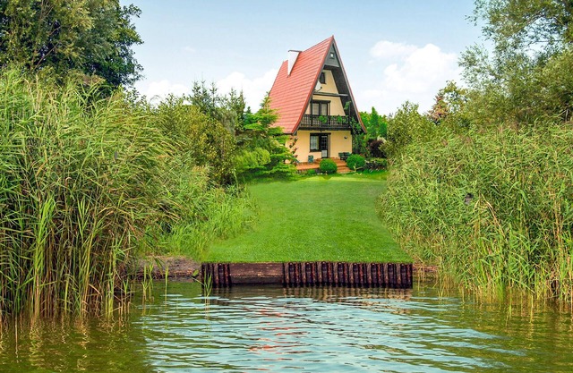 Cozy home in Nowe Warpno with WiFi