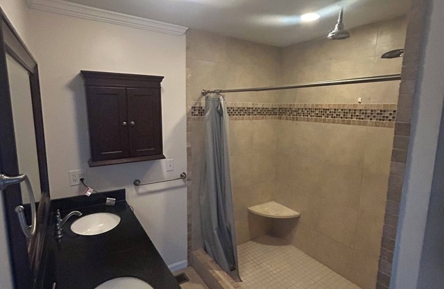 Cozy home in quiet cul-de-sac only 2 miles from Elon college campus.