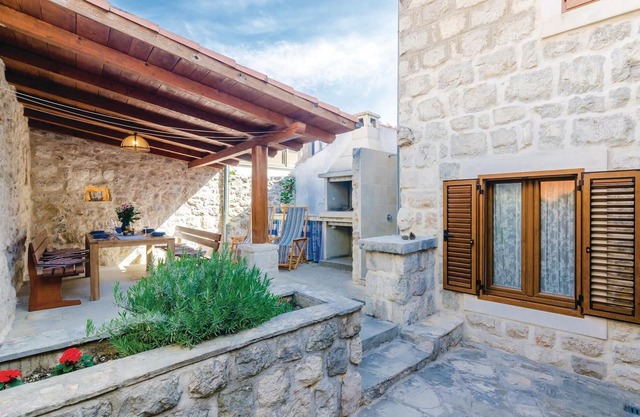 Cozy home in Slano with WiFi