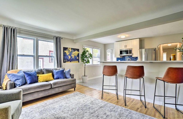 Cozy Home WiFi, Parking, 5 Mi to Dtwn Mpls!