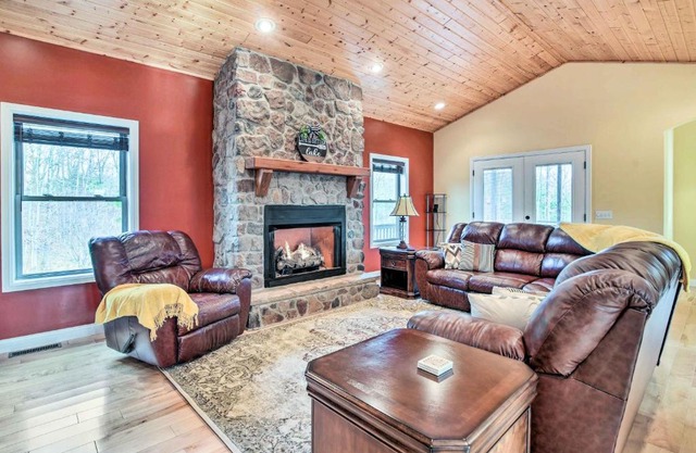 Cozy Home with Patio, 2 Mi to Dale Hollow Lake!