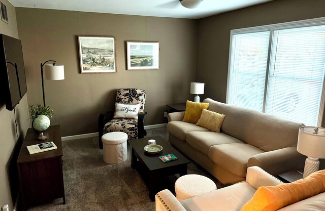 Cozy home with privacy fence, fire pit & garage!