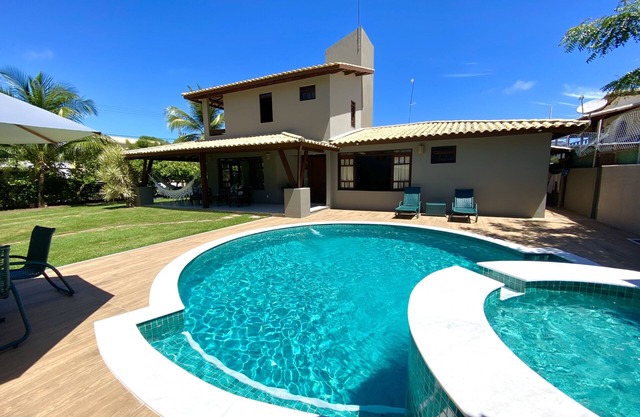 Cozy House in Guarajuba 4/4 with Swimming Pool, 200m from the Beach, in condominium.
