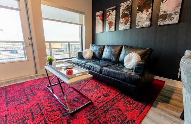 Cozy King Bed Suite Near the lake. Free Parking & W/D - B