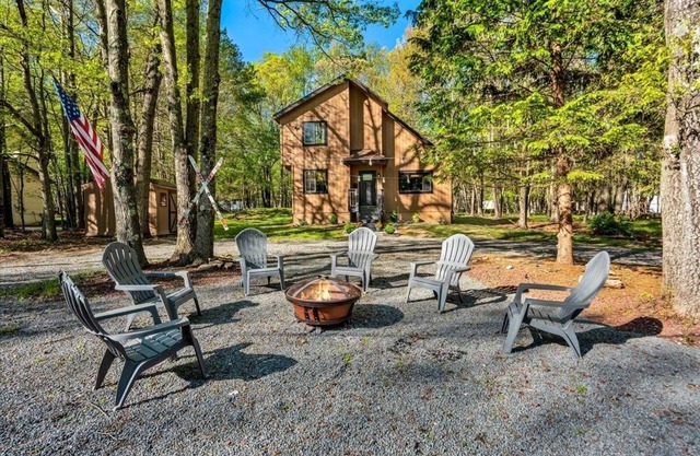 Cozy lake house, great location! Hot tub, fire pit, game room! Dog friendly!
