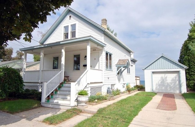 Cozy Lake Michigan Cottage Direct Lakefront Views of Lake Michigan Premier Host!