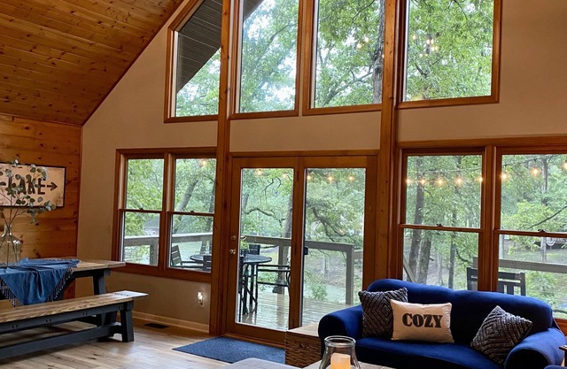 Cozy Lake Sara Year-Round Cottage- Amazing beach and lake-side restaurants.