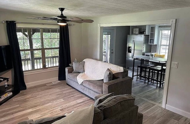 Cozy Lake View Cottage 2 minutes to Sunset Marina on Beautiful Dale Hollow Lake.