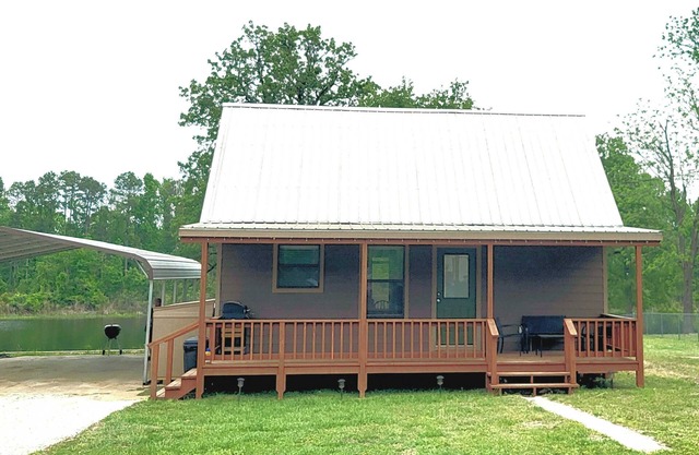 Cozy Lakefront 2-bedroom cabin in tranquil Big Sandy, TX.