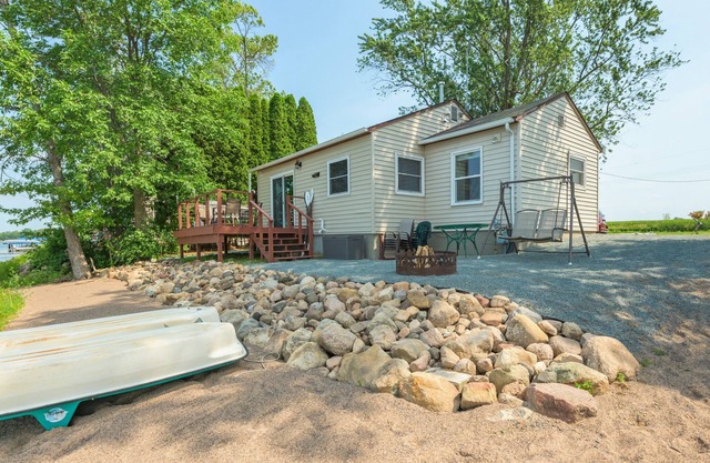 Cozy Lakefront 2 BR- 1BA, Welcomes you!