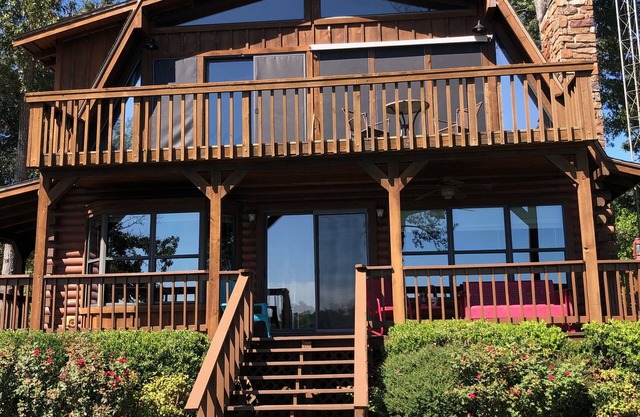 Cozy Lakefront log home on Callender Lake.
