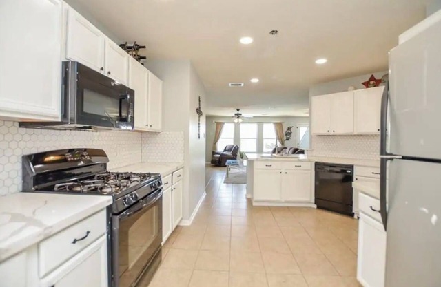 Cozy Lakefront Pool House on the outskirts of Houston