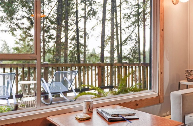 Cozy Lakeside Cabin with Modern Amenities