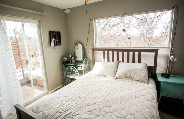 Cozy Loft Near DT