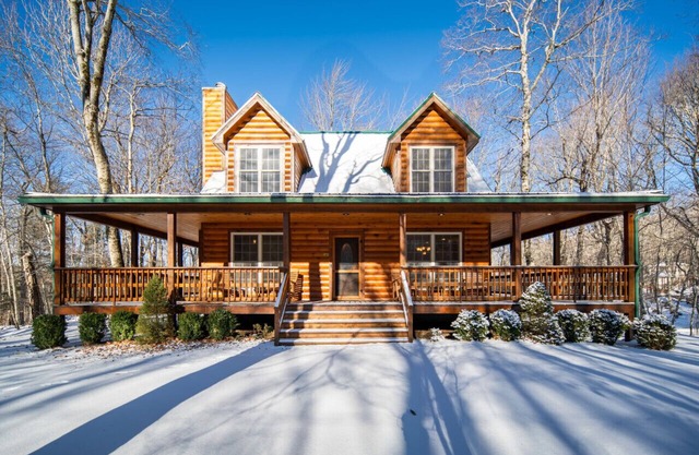 Cozy Log Cabin, Deck & Fireplace, A/C, Grill