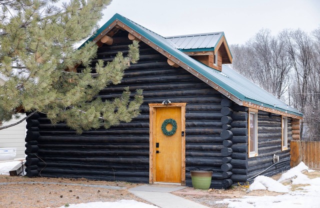 Cozy Log Cabin w/Hot Tub