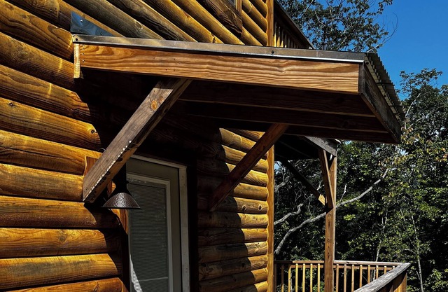 Cozy log home apartment with private deck and mountain view!