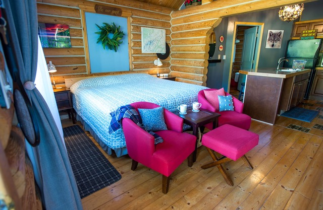 Cozy Log Home -King bed, full kitchen, bathroom with clawfoot tub, outdoor area