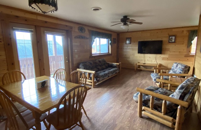 Cozy Lower Cabin with extended patio-Three Bears/Yogi Waterparks