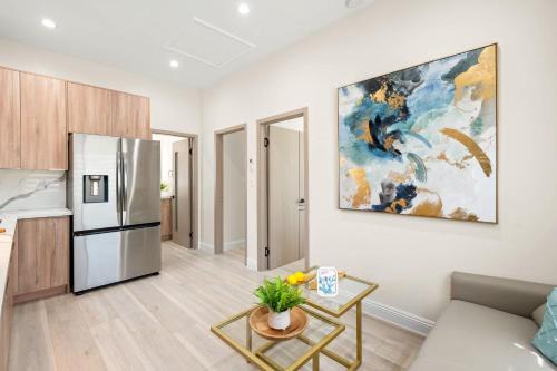 Cozy Modern Home w Full Kitchen & Parking