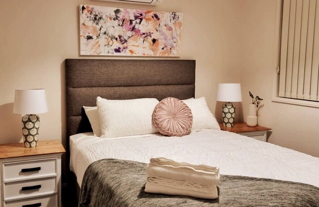 Cozy Modern House in Worrigee 3mins walk to Shops