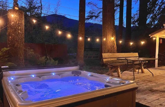 Cozy Mount Hood cabin with wood stove and hot tub