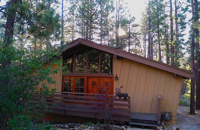 Cozy Mountain Cabin - Close to All with Free Wifi