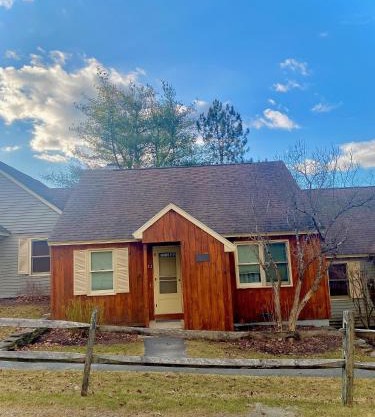 Cozy Mountain Cabin in Berkshire Resort - LABOR DAY SALE
