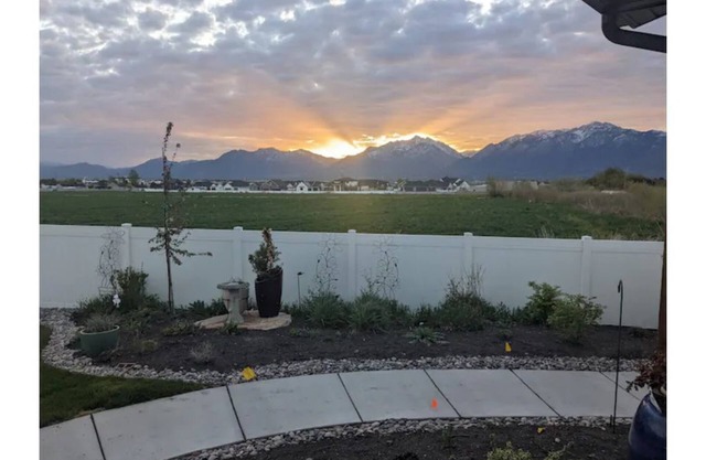 Cozy Mountain-View Haven/Full Kitchen/Hot Tub/Easy SLC & Ski Access
