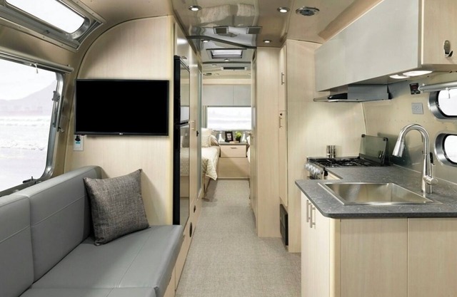 Cozy New Airstream on remote Farmland, Pet Friendly, outdoor bathhouse, fire pit