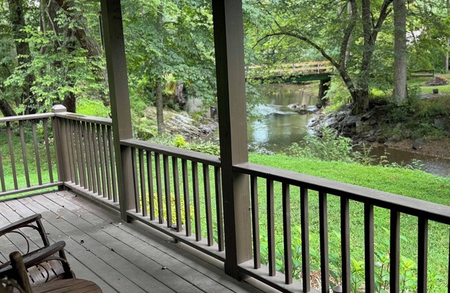Cozy Nottely River Cabin. Close to lake, hiking trails, and Vogel State Park.