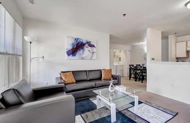 Cozy Oasis-Indoor Heated Pool-2BR-Wifi-Near U of I