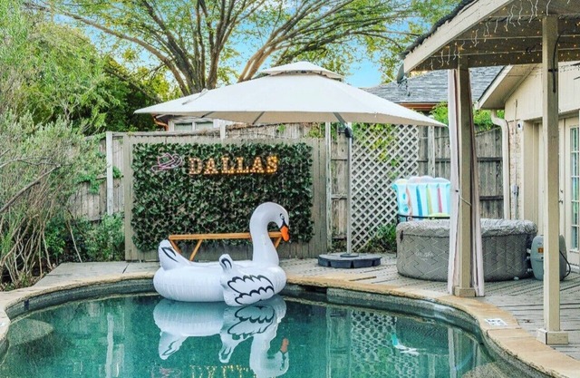 Cozy Oasis, Pool, Firepit, BBQ, Games, Family & Pet & Event Friendly. Sleeps 10!