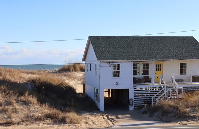 Cozy Oceanfront Cottage with Lovely Ocean Views!