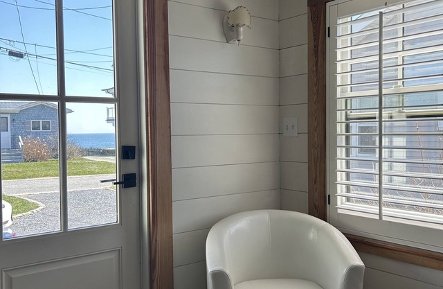 Cozy Oceanside Narragansett Cottage