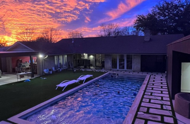 Cozy Pool Cabana Back house with Pool