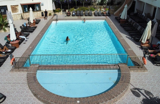 Cozy poolside apartment with 5 beds
