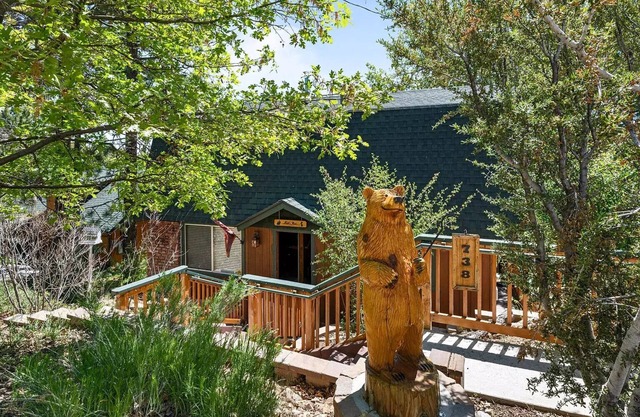 Cozy Private Cabin in the Upper Moonridge Area w/WiFi/TV/Fireplace