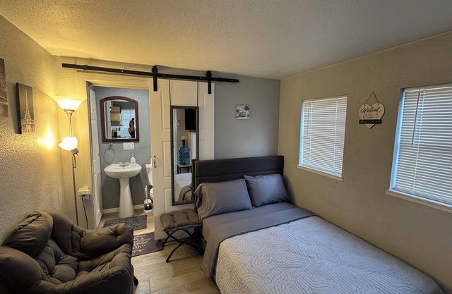 Cozy private cabin in a safe area of the fabulous Las Vegas with WiFi, AC