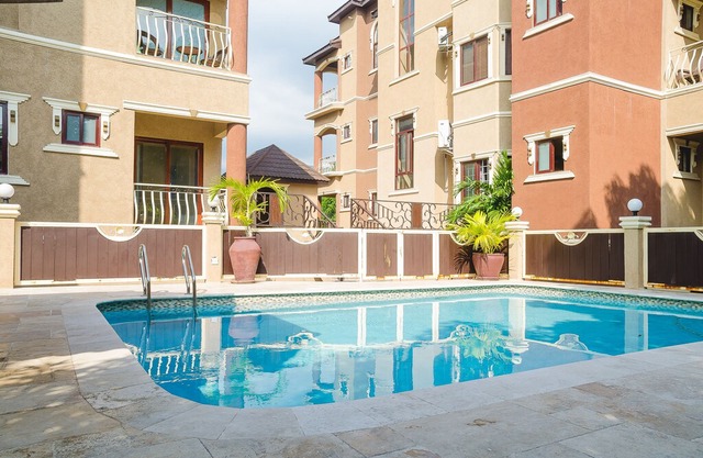 Cozy, private & elegant apartment in Kingston's best urban center - Liguanea!