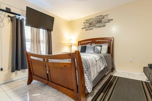 Cozy Private Entry Apt with a Full-Size Kitchen