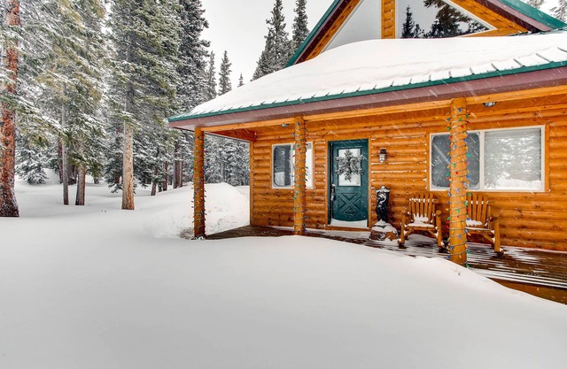 Cozy Quiet Log Cabin in the Woods w/Epic Views, Fireplace - Whimsical Hollow
