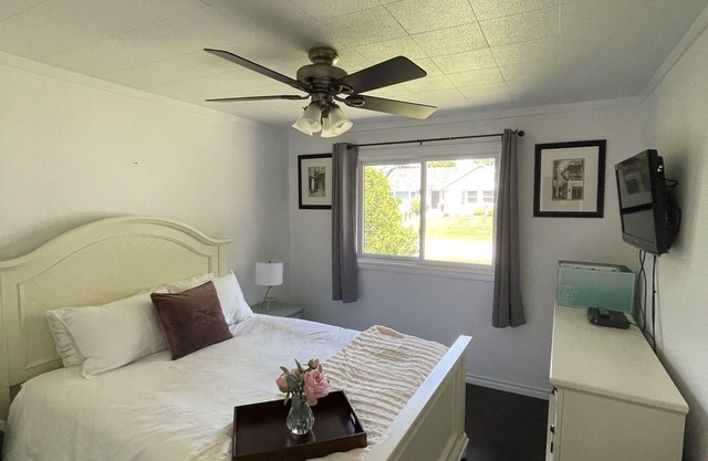 Cozy, relaxing get away close to trails, beach, shopping and restaurants
