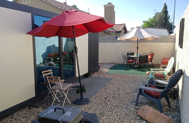 Cozy Relaxing Retreat with private yard only 20mins from the Las Vegas Strip!