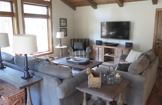 Cozy Remodeled Getaway in Continental Country Club, Large Wooded Lot & Wildlife
