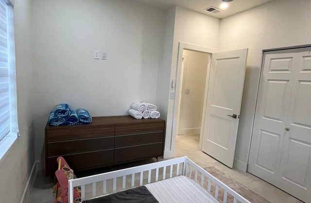 Cozy Renovated 2BR 1 Mile from Beach