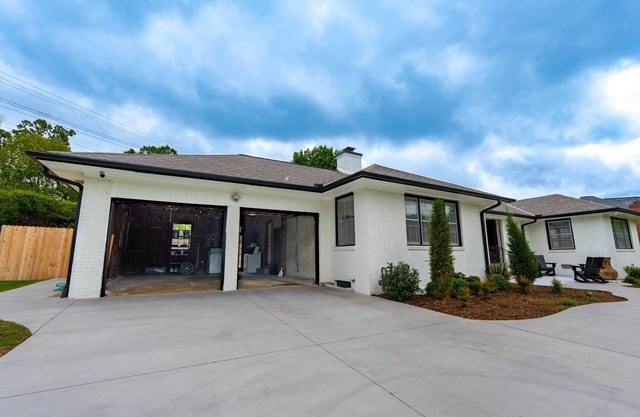 Cozy Retreat in the heart of Tulsa. Fully handicap shower!