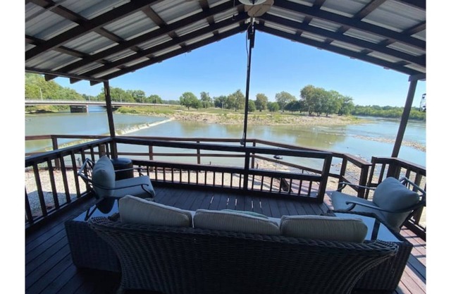Cozy riverside cabin on the Neosho river