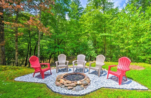 Cozy Riverside Dahlonega Home with Kayaks and Fire Pit